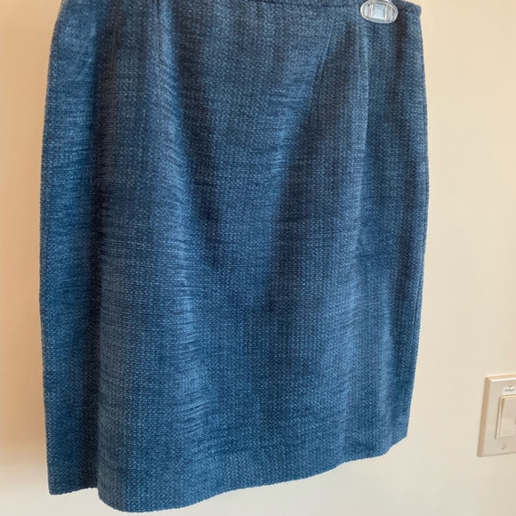 Travis Ayers, Size 8, Blue Skirt Suit, 100% Acrylic, 2 Silver Buttons & 1 pin - Picture 9 of 13